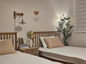 Free parking in front of the house, 4-minute walk to Line 9 station, 3 Ss beds, 20 minutes to Jamsil and Gangnam, Lotte World Tower